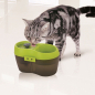 Preview: Bild zeigt eine getigerte Hauskatze am anthrazit - grünen Katzentrinkbrunnen trinkend.