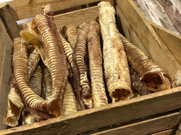 Bikd zeigt eine Holzkiste gefüllt mit getrockneten Rinderluftröhren, von oben gesehen