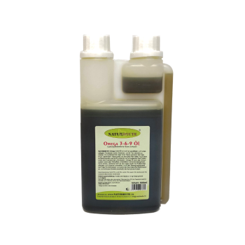 BIld zeigt Naturbeute Omega 3-6-9 Öl 500 ml in Kunststoff-Dosierflasche stehend.