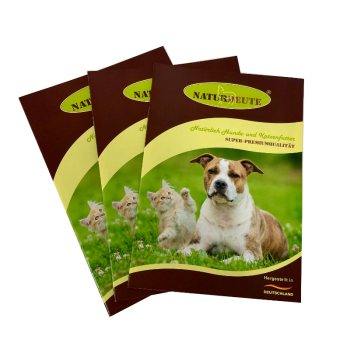 Bild zeigt 3 Stück Naturbeute Prospekte für unsere Premium Hunde- und Katzennahrung.