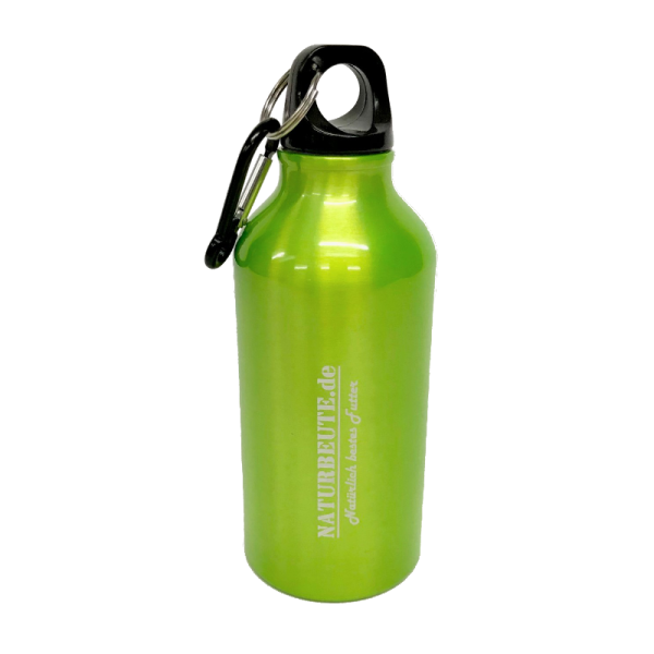 Bild zeigt apfelgrüne Aluminium-Trinkflasche mit schwarzem Schraubverschluss am Karabinerhaken,  mit silbernem Markenlogo Aufdruck Naturbeute.